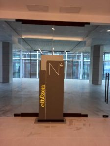 cómo implementar señalética efectiva en edificios comerciales en Costa Rica