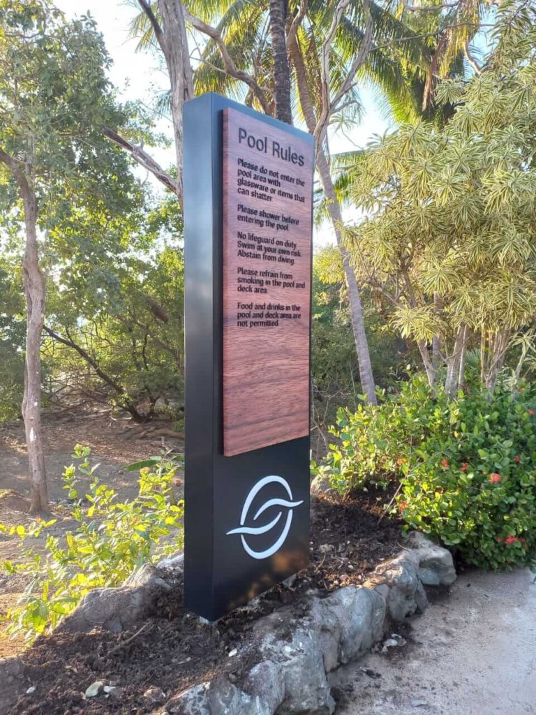 fabricación de tótems resistentes al clima para zonas costeras en Costa Rica