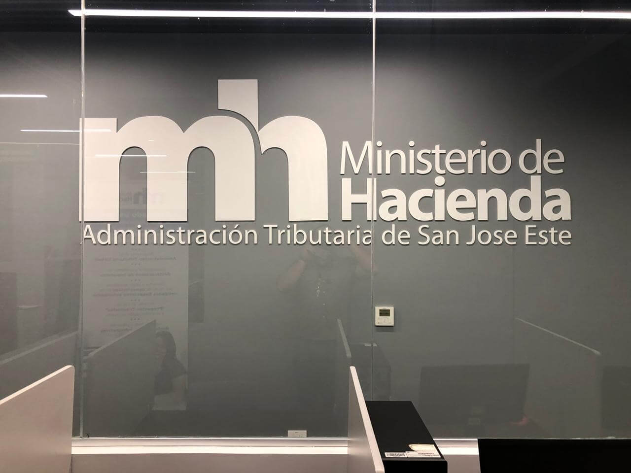 Rótulos Troquelados y Grabados de Alta Calidad para la oficina de administración tributaria de San José del Ministerio de Hacienda de Costa Rica
