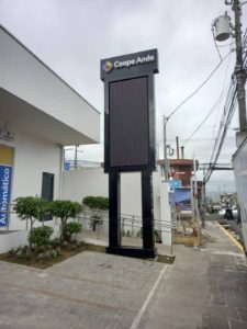 tótem publicitario para exterior