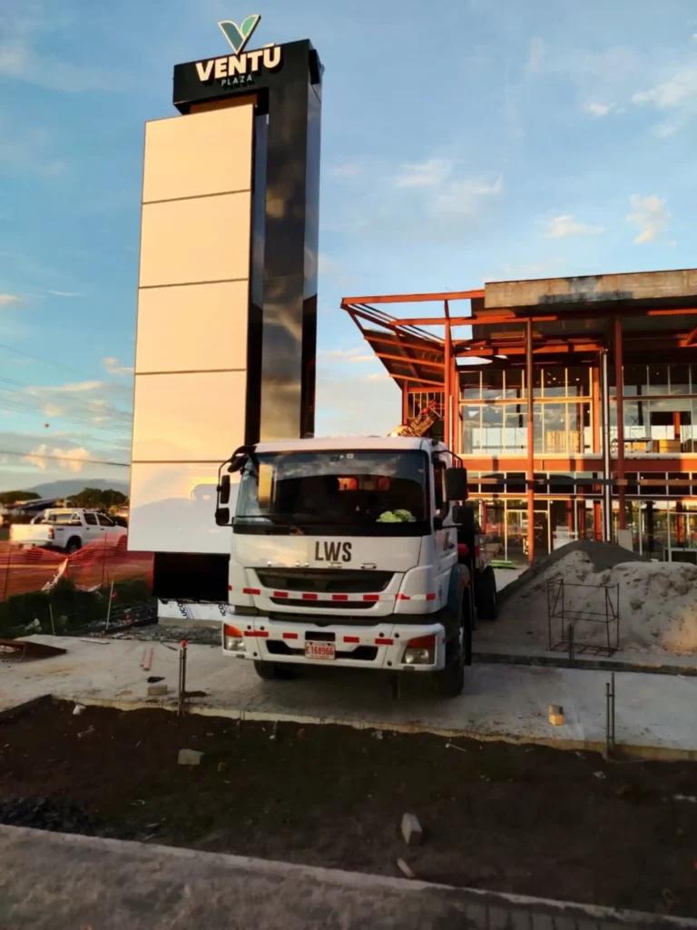 remodelación de tótems publicitarios en costa rica