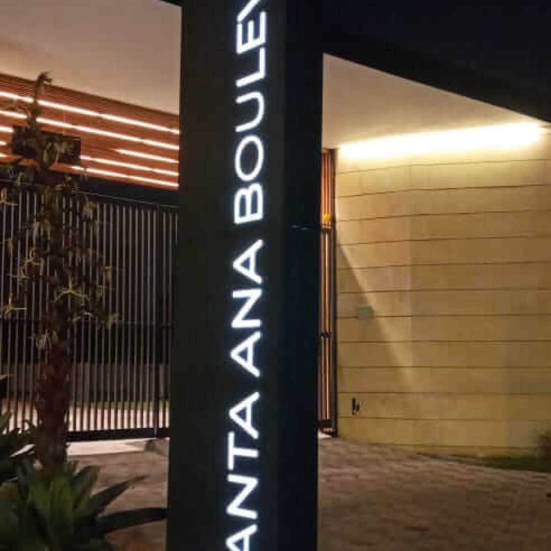 Tótem publicitario luminoso