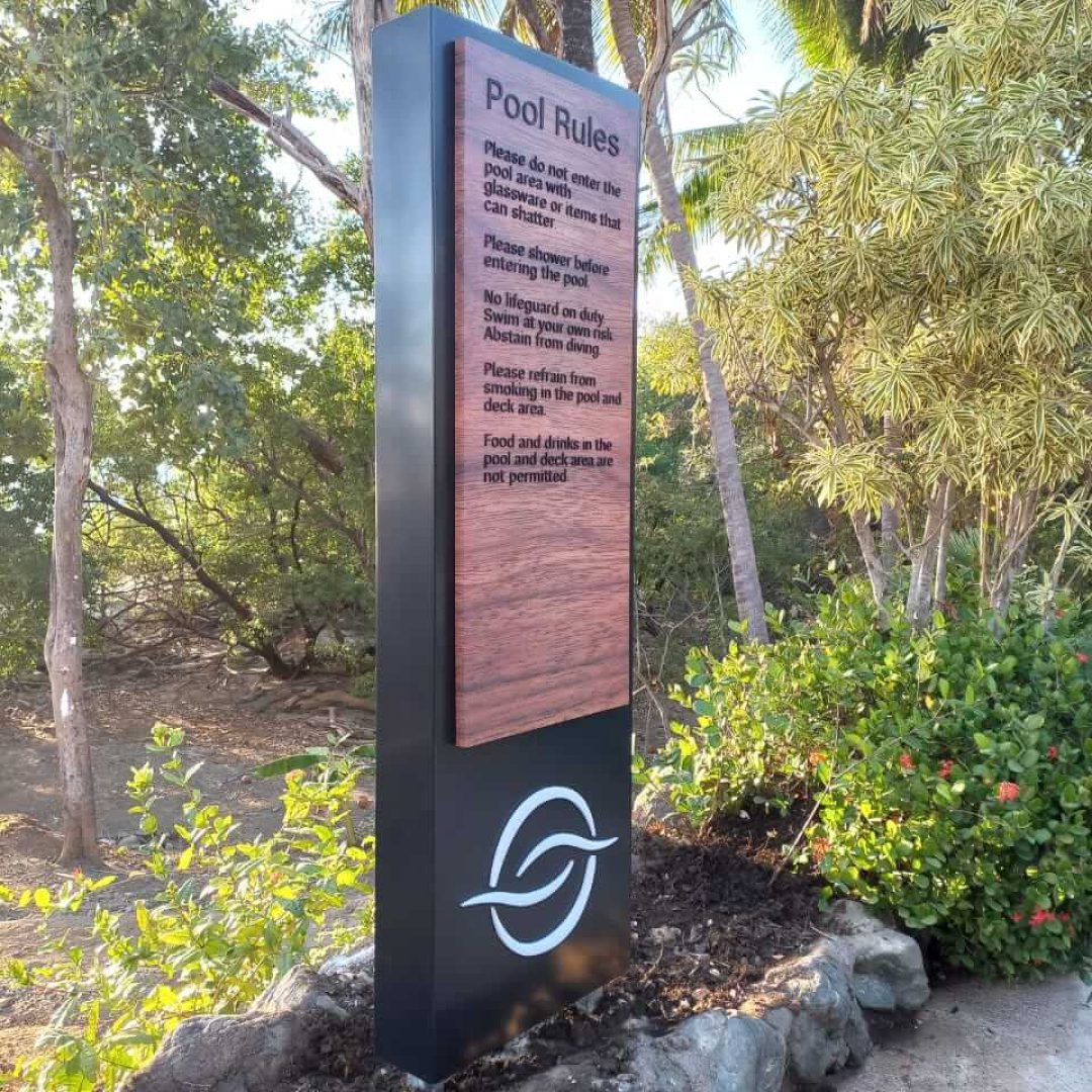 fabricación de tótems resistentes al clima para zonas costeras en Costa Rica